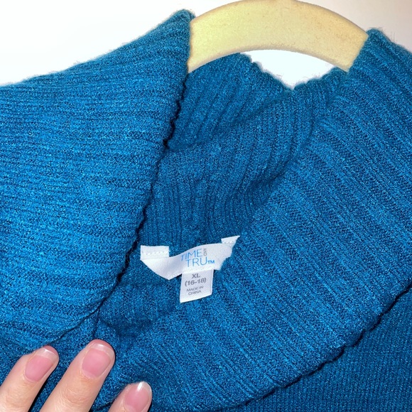 Time & Tru sweater - Picture 2 of 3